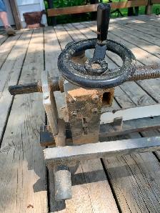 Lathe jig for making table legs - Photo 3