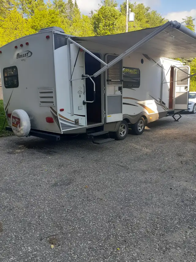 2011 BULLET ULTRA LITE RV TRAILER
