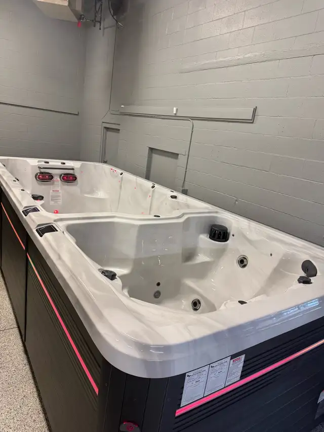 Maax Combination Deluxe Hot Tub/Swim Spa Combo