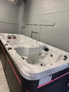 Maax Combination Deluxe Hot Tub/Swim Spa Combo