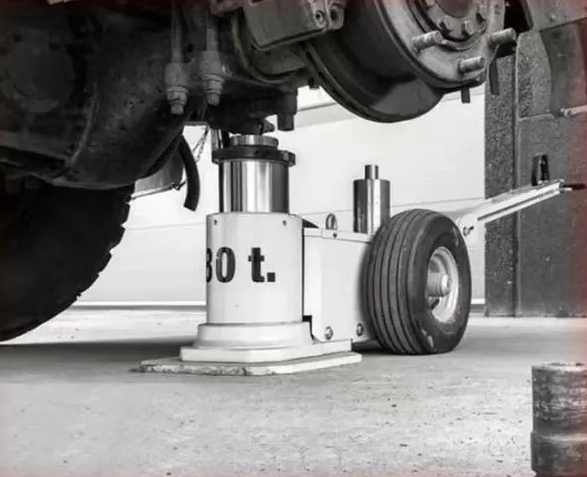 New CAEL Heavy Duty Pneumatic Jacks 30T/60T –  Certified &Warran