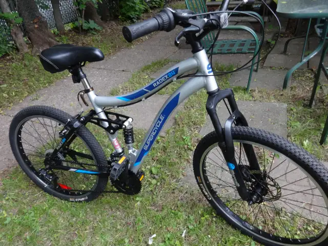 VÉLO AVEC ROUES DE 24 POUCES,SUSPENSION, ENFANTS OU ADULTE.