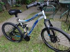 VÉLO AVEC ROUES DE 24 POUCES,SUSPENSION, ENFANTS OU ADULTE.