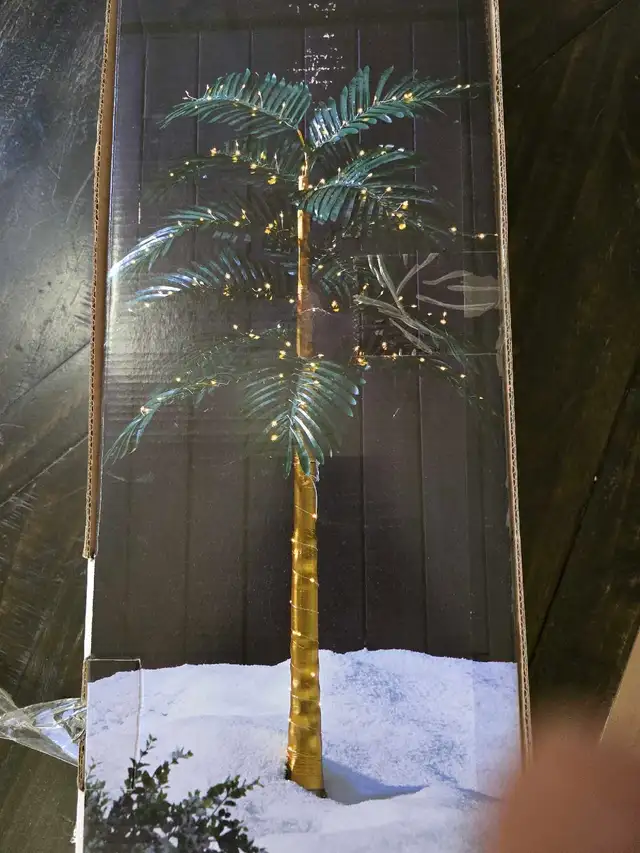 5 ft 9 led palm tree new in the box