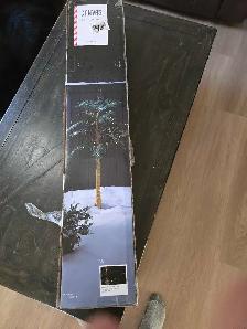5 ft 9 led palm tree new in the box - Photo 2