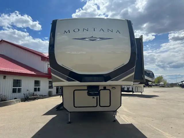 2019 Keystone Montana 310RE, Luxury SPACIOUS, COUPLES UNIT