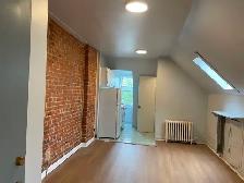 Bright Studio | Bathurst and Harbord for Rent $1400/month - Photo 3