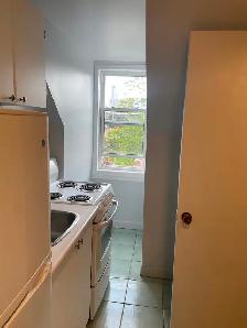 Bright Studio | Bathurst and Harbord for Rent $1400/month - Photo 4