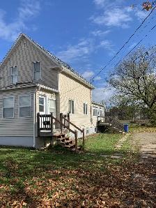 3-bedroom house with a den/office & 2 bathrooms for rent
