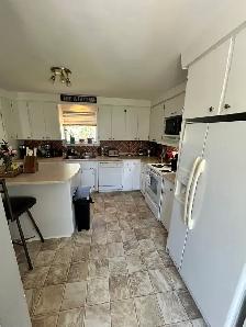 3-bedroom house with a den/office & 2 bathrooms for rent - Photo 3