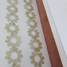 4DÉCOS NEUVES BRILLANTES À FLEURS VERTES 7 PIEDS LONG: $5.00CHAQ - Photo 2
