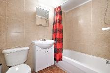 COLOC - CHAMBRE DES MAÎTRES, BEAU BALCON, VUE IMPRENABLE SUR RUE - Photo 6