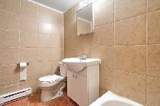 COLOC - CHAMBRE DES MAÎTRES, BEAU BALCON, VUE IMPRENABLE SUR RUE - Photo 7