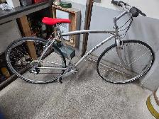 Velo hybride specialized 21 vitesses roues 700c cadre 20po