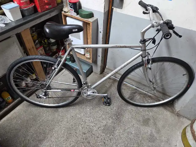 Velo hybride minelli argent 21 vitesses roues 700c cadre 22po