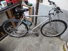 Velo hybride minelli argent 21 vitesses roues 700c cadre 22po