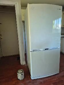 SAMSUNG 18.8 cu ft Fridge