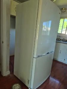 SAMSUNG 18.8 cu ft Fridge - Photo 2
