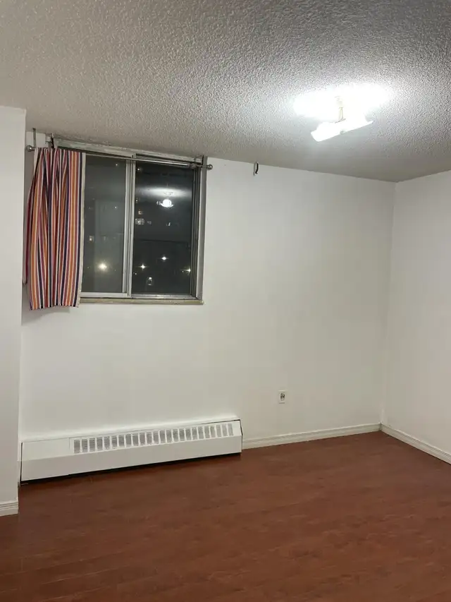 Room available in 4 Beds 1 Bath Apartment