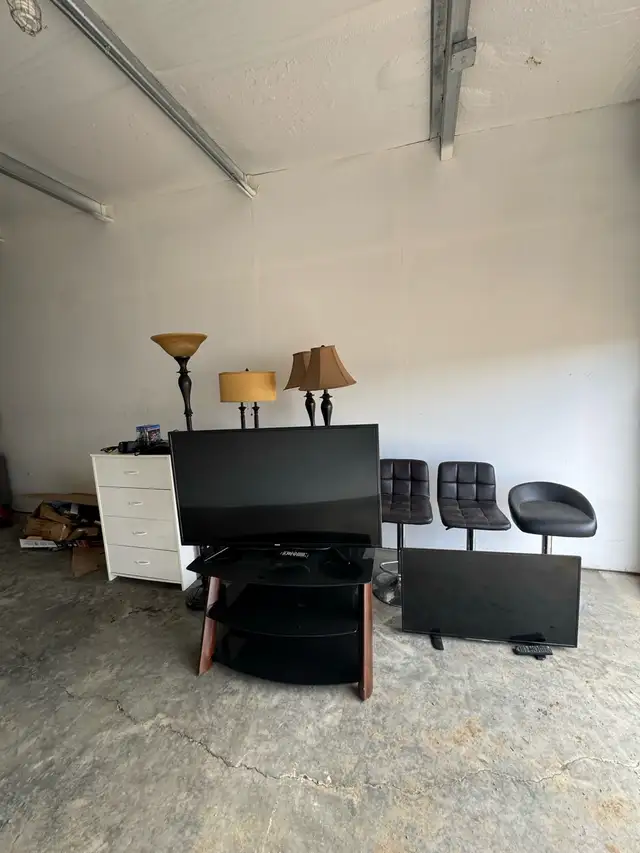 dresser coffee/end tables lamps bar stools tvs ps4