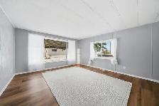 Fantastic deck and yard, spacious interior living area! - Photo 2
