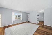 Fantastic deck and yard, spacious interior living area! - Photo 4