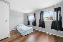 Fantastic deck and yard, spacious interior living area! - Photo 11