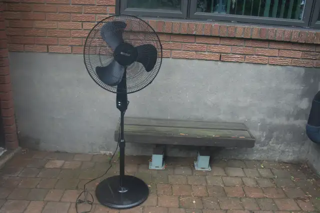 Ventilateur sur pied 3 vitesses fonctionnel (Livrason possible)