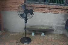 Ventilateur sur pied 3 vitesses fonctionnel (Livrason possible)