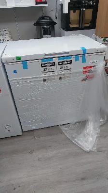 Chest Freezer - Frigidaire 7 Cu Ft EFRF7009 -C-6COM- White