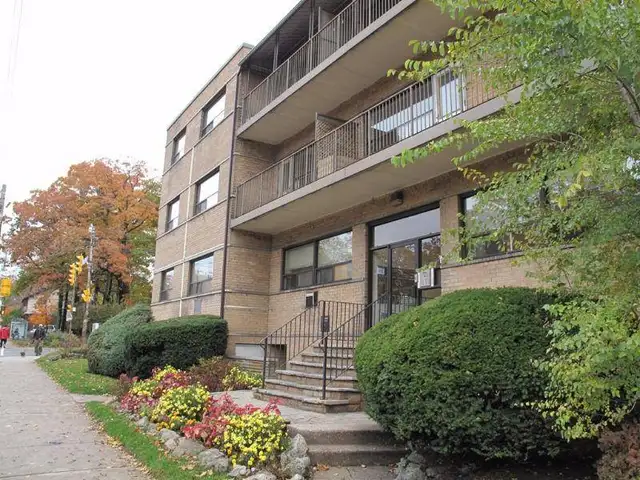 Bachelor Apartment - walk to Subway !!