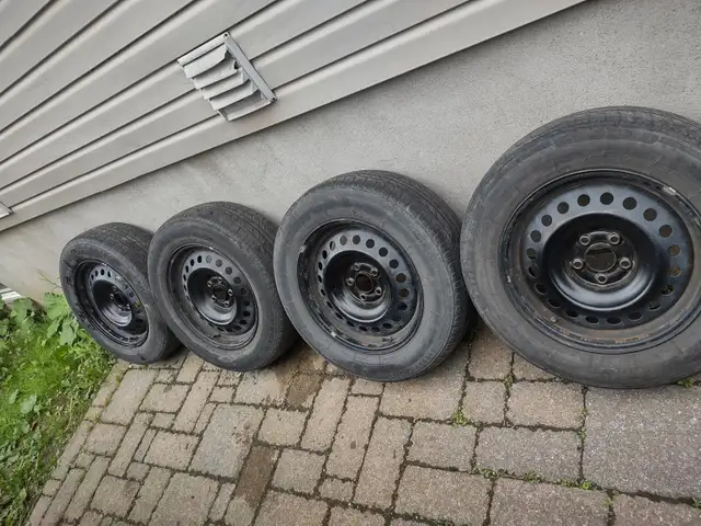 225-65R17x4 pneus été Rovela sur jante Nissan Rogue 2018.