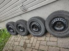 225-65R17x4 pneus été Rovela sur jante Nissan Rogue 2018.