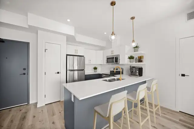 LUXURY 3 Bedroom Apartment! With Fitness Centre!