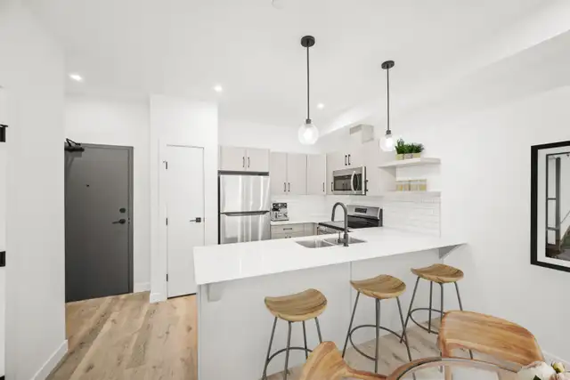 Luxury 2 Bedroom Apartment! Located In Garden City!