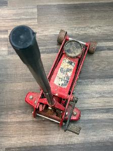 Big Red 3.5 Ton Torin Floor Jack - Photo 3