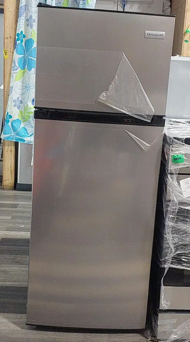 Frigidaire 7.5 Cu Ft Top-Freezer Refrigerator