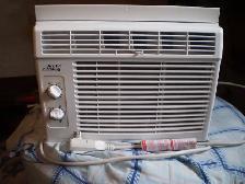 climatiseur de fenetre 5000 btu 2 ....$60 et $40 - Photo 2