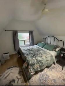One Bedrooms Apartment, Steps to Subway and Dufferin Mall.