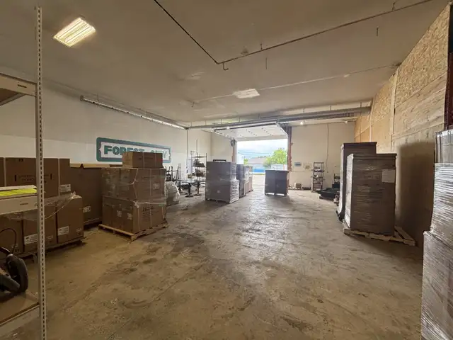$1,250 - Utilities Included - Warehouse - Commercial Garage/Shop
