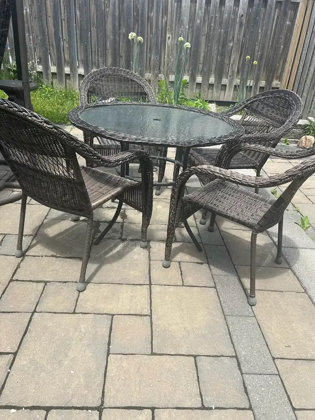 5-Piece Outdoor Patio Dining Set – $150