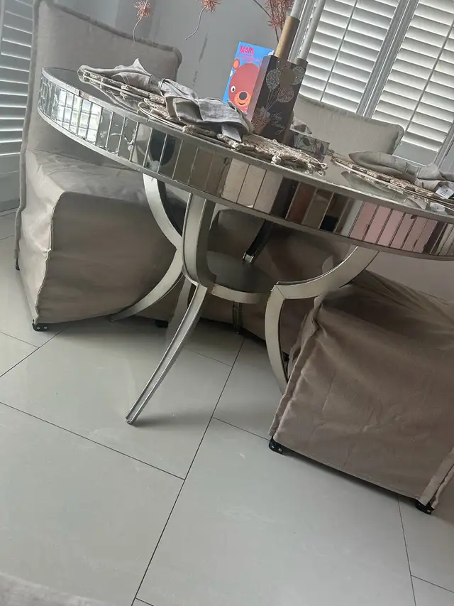Mirrored Round Dining Table – Project Piece – $125