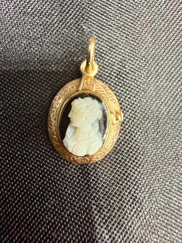 Vintage 10K Gold Cameo Pendant