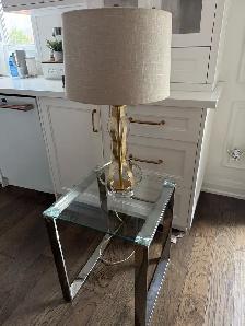 End table with lamp - Photo 2