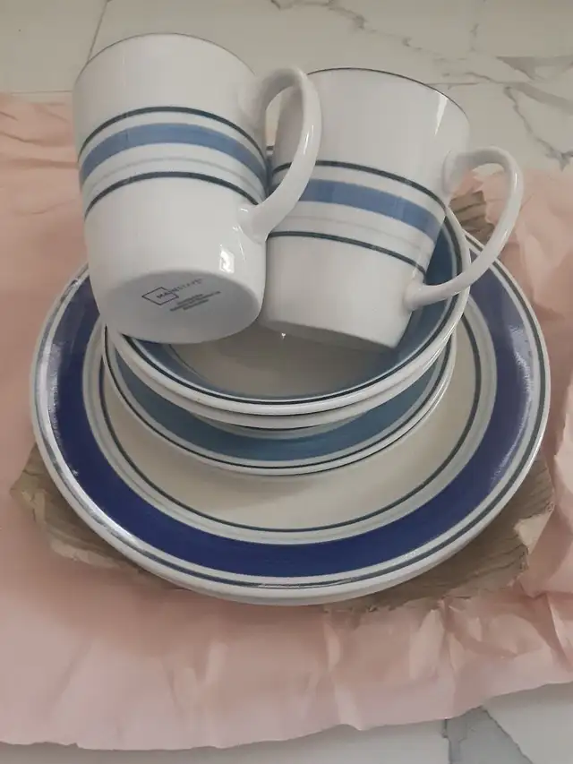 BRAND NEW (Never used) 8 Pieces Dinnerware Set