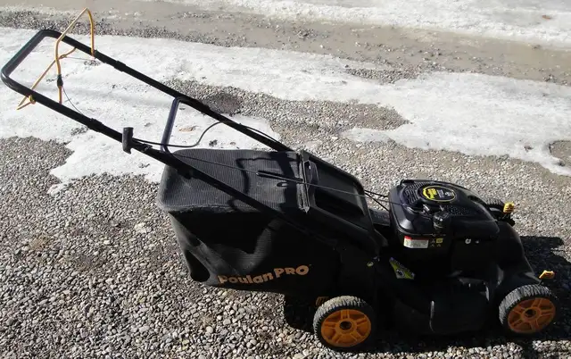 POULAN PRO SELF PROPELLED GAS LAWN MOWER