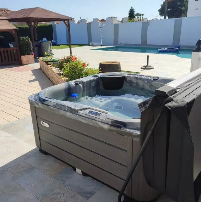 3 PUMP BENCH HOT TUB