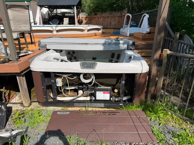 Bullfrog Spa's Hot Tub - Model R6L