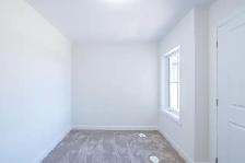 Luxury 4 bedroom upper unit with master balcony & double garage - Photo 2