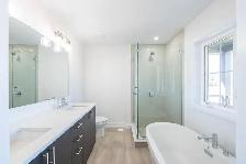 Luxury 4 bedroom upper unit with master balcony & double garage - Photo 4